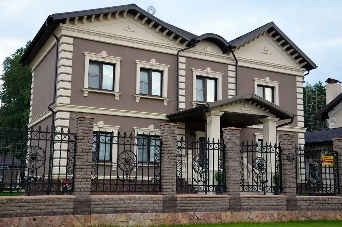 Дом с фасадным декором: карнизы, наличники, русты